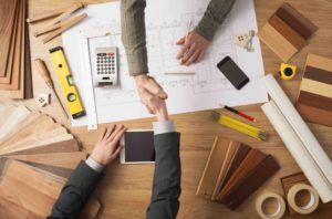 Bauplanung vom Baumeister und Vertragsunterzeichnung