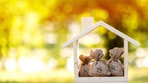 Holzhaus mit Geldsäcken drin