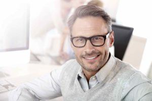 Anwalt für Vertragsrecht sitzt im Büro