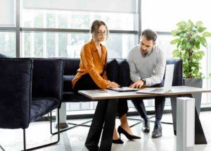 Geschäftsleute prüfen Vertrag im Büro